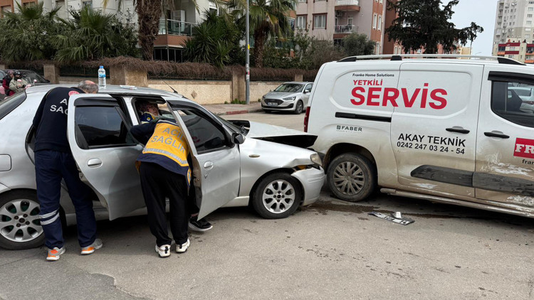 Sürücü, eşi ve kızı kazada yaralandı Sürücü, eşi ve kızı kazada yaralandı