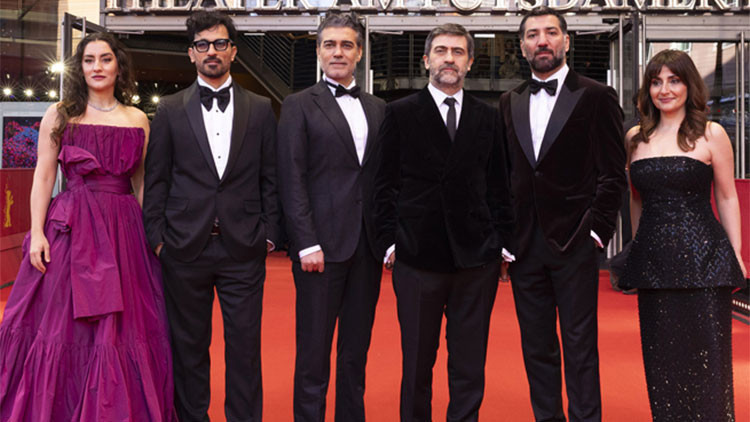 Yönetmen Emin Alper uyarıya aldırış etmedi Festivalde soykırım çıkışı... Yönetmen Emin Alper uyarıya aldırış etmedi Festivalde soykırım çıkışı...