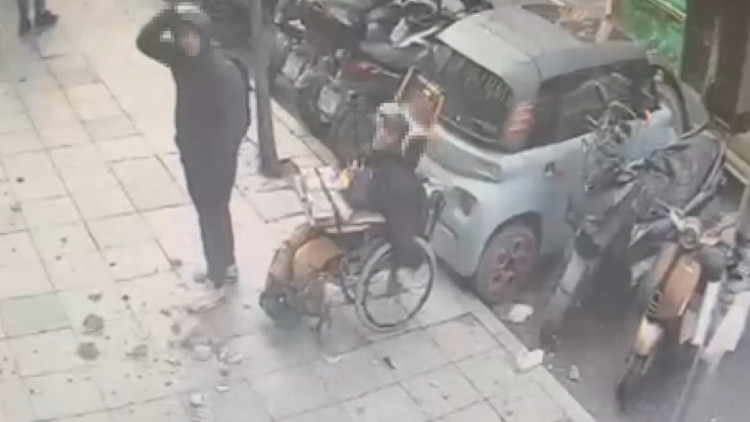 İstanbul - Nişantaşı’nda başına sıva parçaları düşen çocuk yaralandı; yürüme engelli kişi son anda kurtuldu