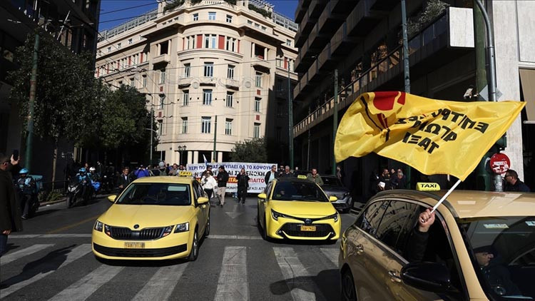 Komşuda taksiciler grev başlattı Komşuda taksiciler grev başlattı