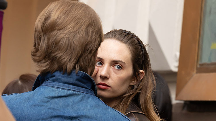 Mutluluk arayan arkadaşıyla aşk yaşasın demişti... Sözünü tuttu, damadı koluna takıp telli duvaklı gelin oldu… Mutluluk arayan arkadaşıyla aşk yaşasın demişti... Sözünü tuttu, damadı koluna takıp telli duvaklı gelin oldu…