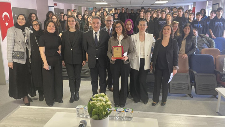 Doğan Cüceloğlu, ölümünün 5’inci yılında adını taşıyan lisede anıldı Doğan Cüceloğlu, ölümünün 5’inci yılında adını taşıyan lisede anıldı