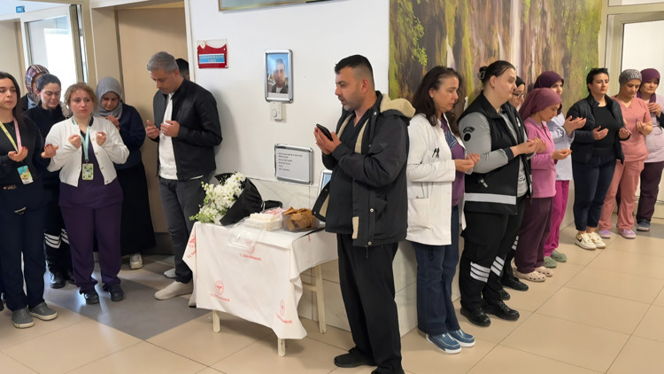 Kalp krizinden ölen sağlık çalışanı için hastanede tören