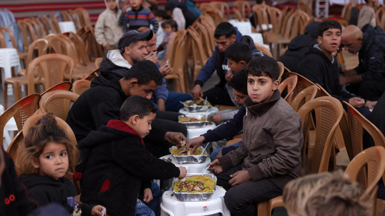 Gazzedeki Filistinliler, İsrail bombalarının sesleri olmadan ilk iftarını açtı Gazzedeki Filistinliler, İsrail bombalarının sesleri olmadan ilk iftarını açtı