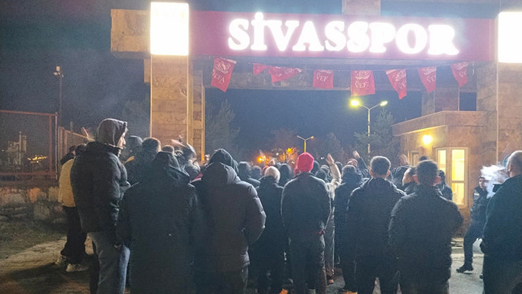 Son dakika golü sonrası Sivasspor taraftarı tesisleri bastı