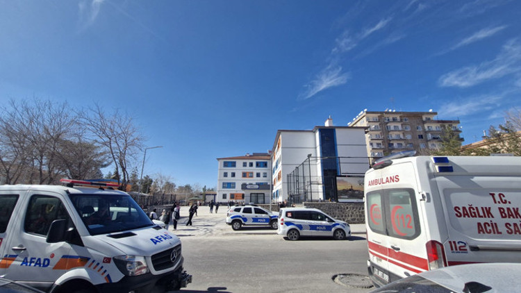 Diyarbakır’da okulda cıva paniği 14 öğrenci, zehirlenme şüphesi ile hastaneye kaldırıldı Diyarbakır’da okulda cıva paniği 14 öğrenci, zehirlenme şüphesi ile hastaneye kaldırıldı