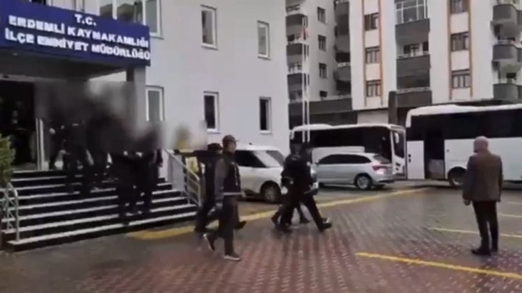 Mersin’de fuhuş operasyonu: 13 tutuklama Mersin’de fuhuş operasyonu: 13 tutuklama