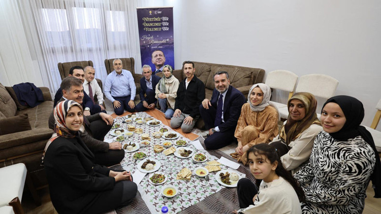 Bakan Işıkhan, Elazığda depremzede Yıldırım ailesinin iftar sofrasına konuk oldu