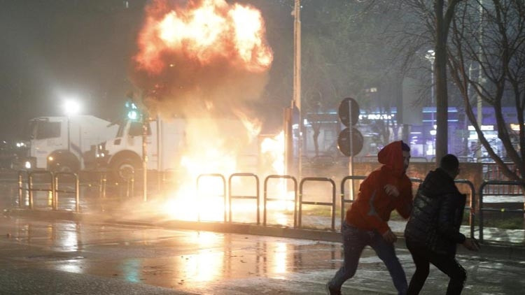 Arnavutlukta protesto: Polis ile çatıştılar