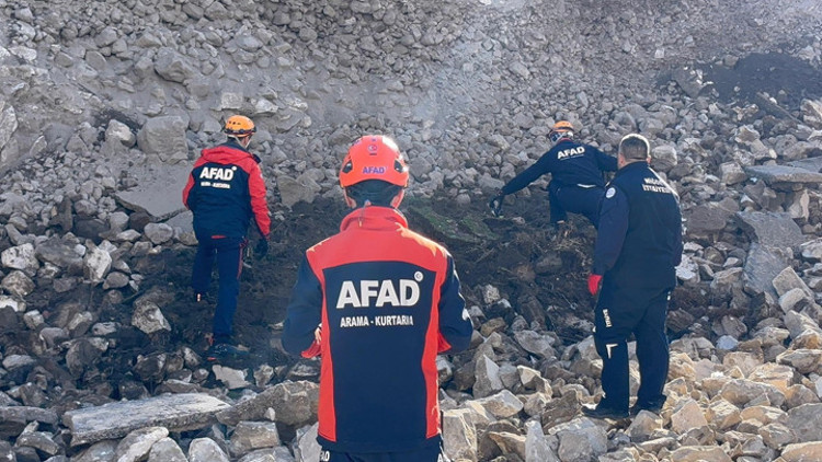 Niğde Kalesinin istinat duvarı aşırı yağış nedeniyle çöktü