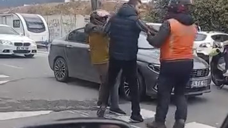 İstanbul- Ümraniyede yol verme kavgasında silah çekti