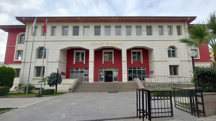 Apart otelde korkunç olay Bıçak zoruyla gasbedip uygunsuz fotoğraflarını çektiler... 3 şüpheli tutuklandı