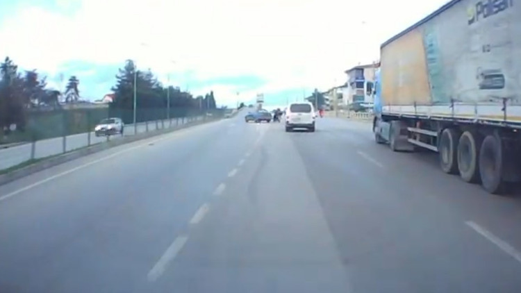 Otomobilin bariyere çarptığı kaza anı kamerada Otomobilin bariyere çarptığı kaza anı kamerada