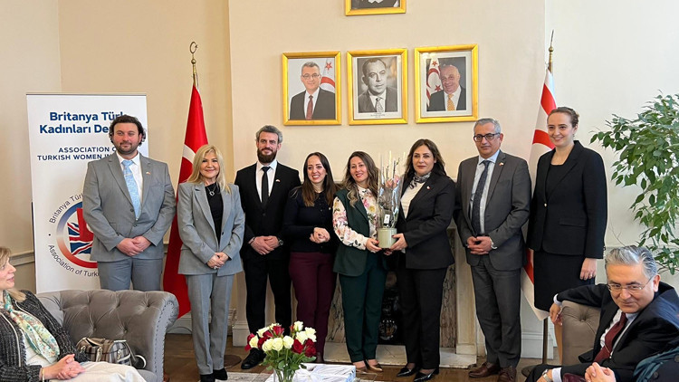 3 Türk Dili ve Kültürü okulu için 3 bin sterlinlik bağış çeki