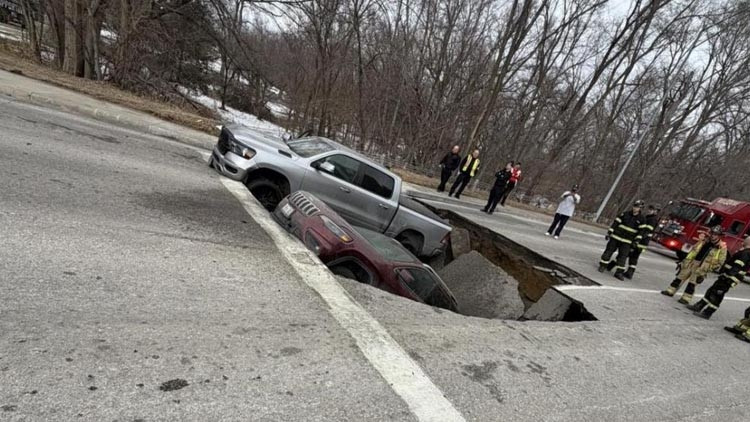 Kırmızı ışıkta kabusu yaşadılar: Yol aniden çöktü