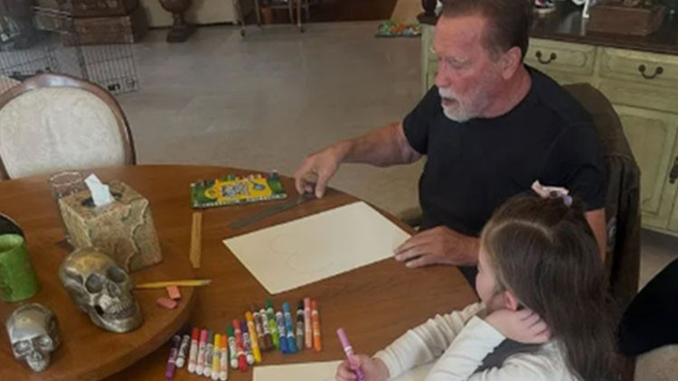 Sinemanın en sert yıldızlarından biriydi... Torunları görünce pamuk gibi oldu... Dede, gel resim çizelim