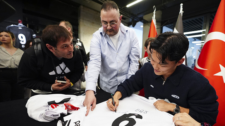 Hyeon-gyu Oh, imza gününde taraftarlarla buluştu