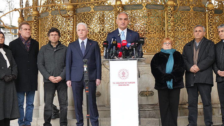 Bakan Ersoy açıkladı: Ayasofyada süreç devam ediyor, Sultanahmette çalışmalar tamamlandı