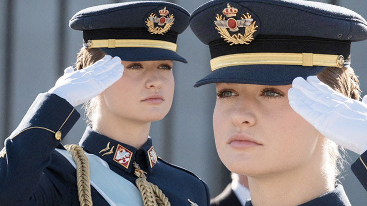 Ailesinin yüzünü hiç kara çıkarmadı: Narin genç kız çakı gibi askere dönüştü... Daha 20 yaşında müzelik oldu