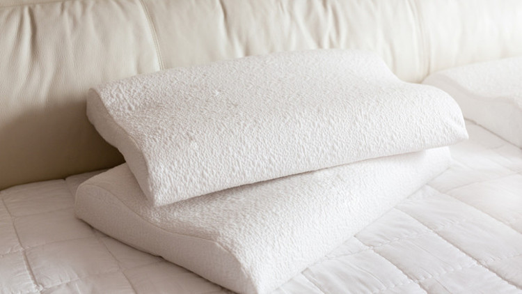 Yastığın yüksekliği görme kaybına yol açabilir