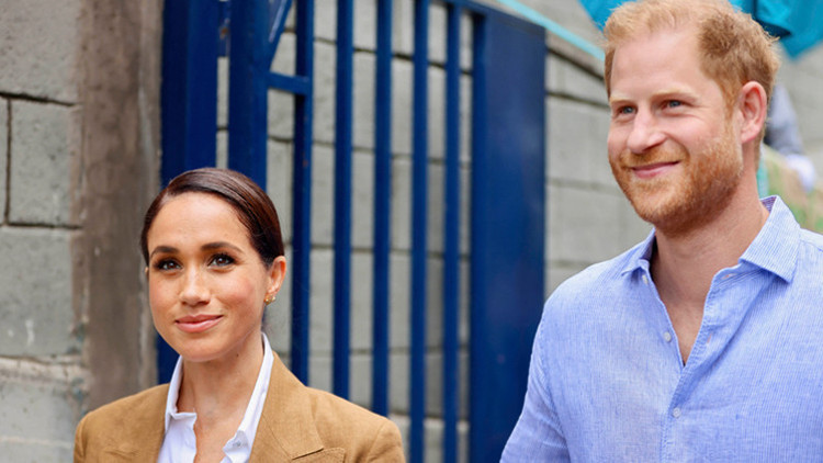 Görür görmez Bu müstehcen deyip emri verdi: Derhal çöpe atın şunu... Bu evde çocuk büyüteceğiz