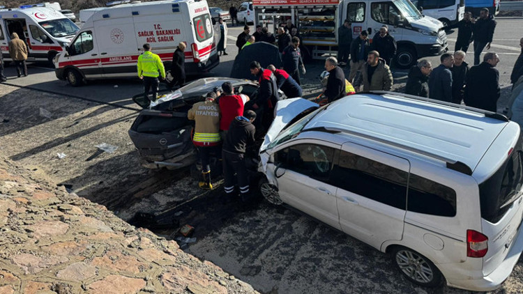 Bingölde feci kaza: 2 can kaybı, 2 yaralı
