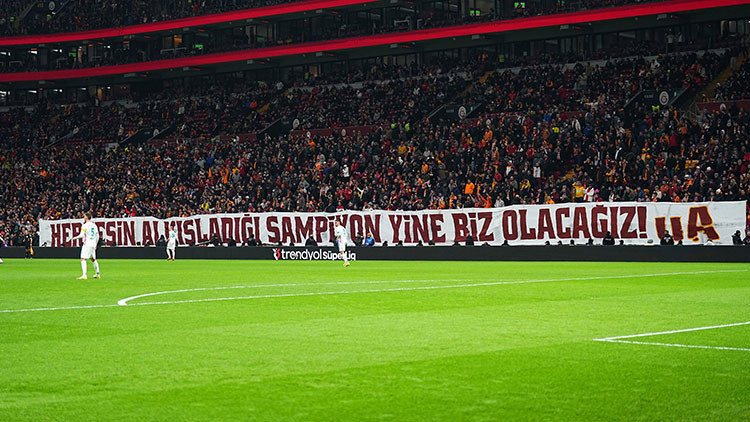 Hürriyet: Galatasaray taraftarından tribün şov