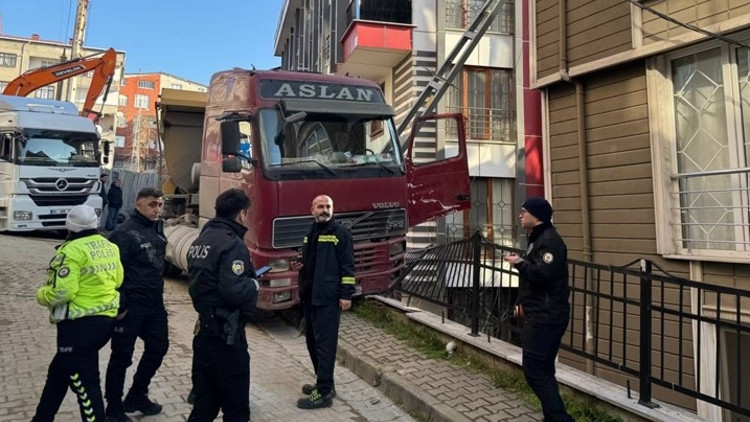 Kağıthanede aydınlatma direğine çarpan kamyonunun sürücüsü yaralandı
