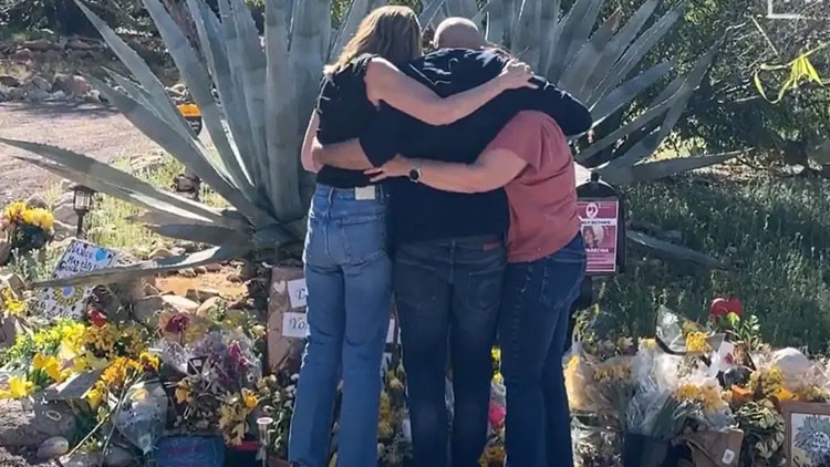 Uykusunda kaçırılan annesi bir aydır bulunamıyor… Ünlü sunucu çaresizce bekliyor… Evinin önünde gözyaşlarına boğuldu