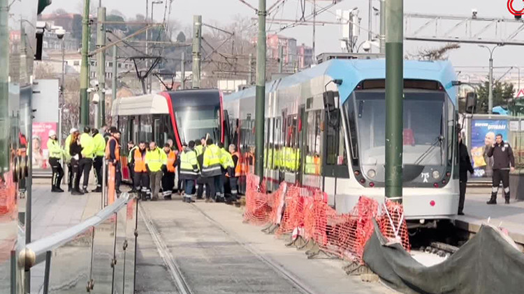 İstanbulda tramvay raydan çıktı