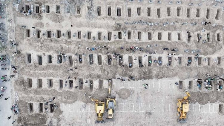 İran saldırılarda ölen evlatlarına ağlıyor… Aynı Gazze gibi 165 çocuk mezarı