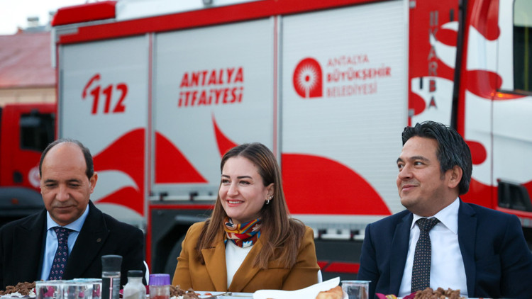 Başkan Vekili Özdemir, itfaiye personeliyle iftarda buluştu