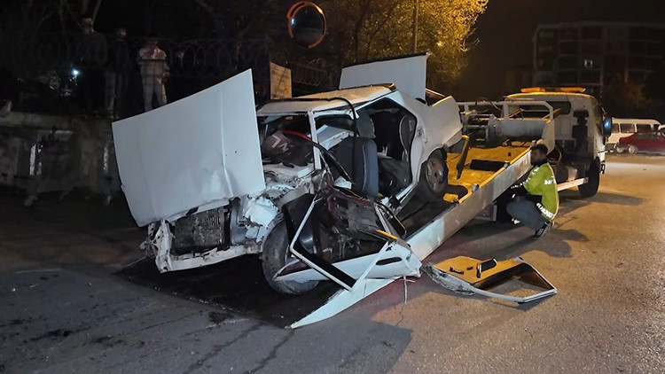 İstanbulda feci kaza: Süratle duvara çarptı, hayatını kaybetti