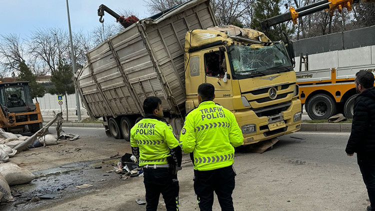 Diyarbakır’da kontrolden çıkarak devrilen TIR, 9 araca çarptı