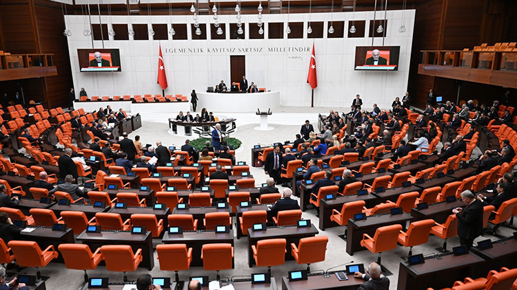 15 yaş altına sanal medya yasaklanıyor: Kanun teklifi Meclise sunuldu