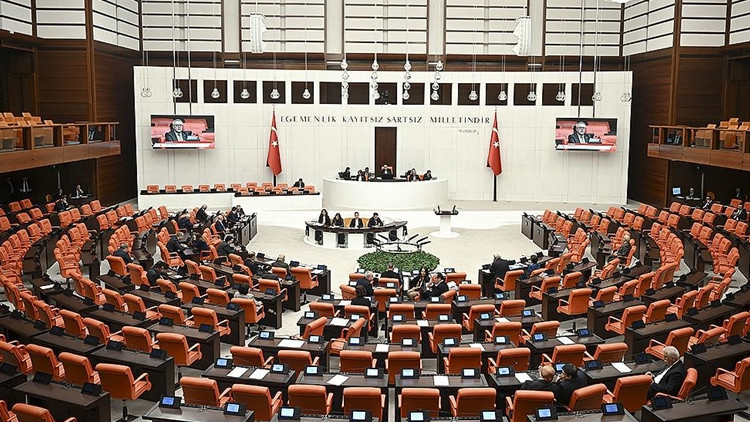 Sosyal medya ve doğum izni düzenlemesi Meclise sunuldu... İşte tüm detaylar