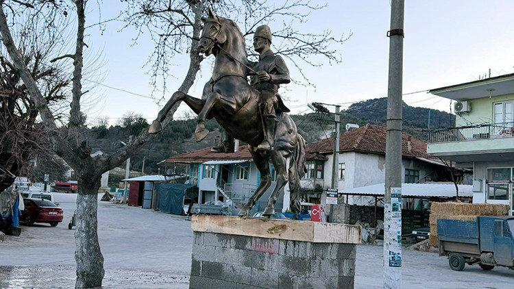 Bağışlarla yapıldı: Köy meydanına Atatürk heykeli dikildi