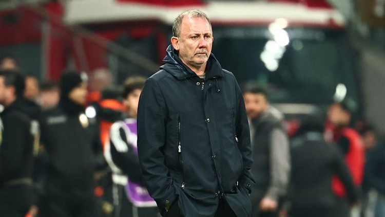 Beşiktaşta her şey tersine döndü Yeni transferlerle Kartal yeniden kanatlandı Beşiktaşta her şey tersine döndü Yeni transferlerle Kartal yeniden kanatlandı