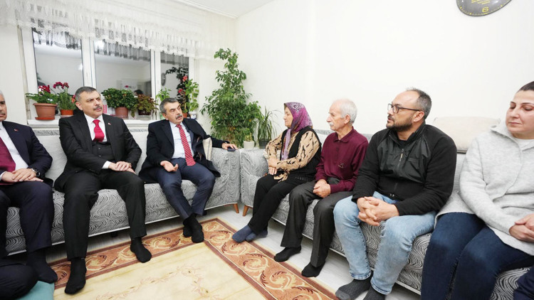 Bakanlardan aileye ziyaret... İki müdür görevden uzaklaştırıldı