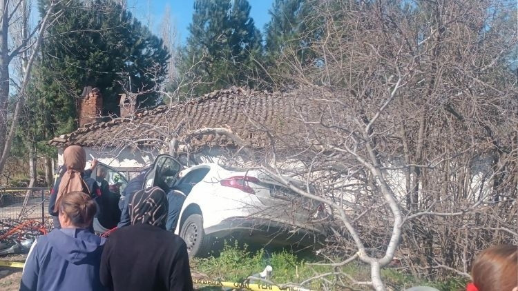 Feci kaza… Otomobil ağaçlara çarptı: 2 ölü, 1 yaralı