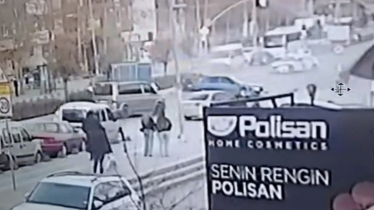 İstanbul- Sancaktepe’de iki otomobil çarpıştığı kaza kamerada