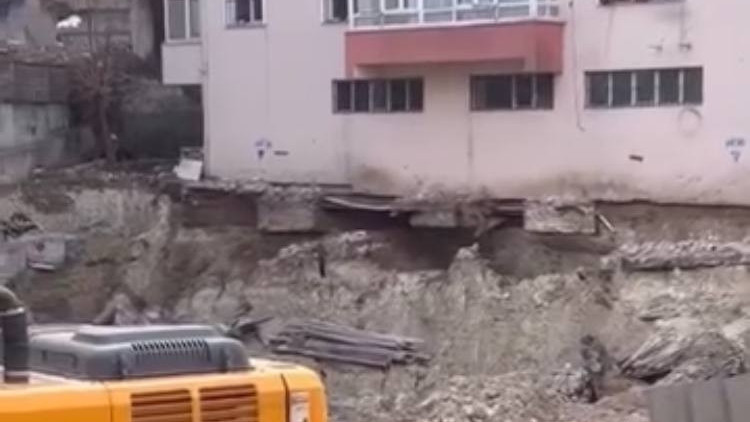 İstanbul - Bahçelievler’de temelinde kayma oluşan 4 katlı bina tahliye edildi