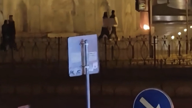 İstanbul - Tophane Çeşmesine ateş yakarak zarar veren şüpheli kamerada: Tarihi eser olduğunu bilmiyordum