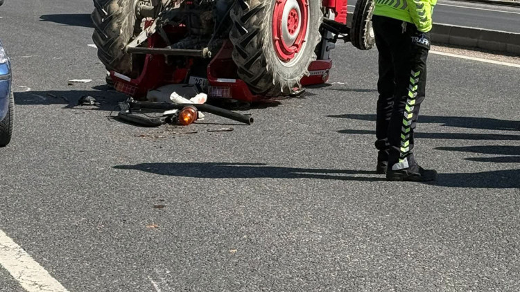Ahşap elektrik direği taşıyan traktör devrildi: 1 ölü