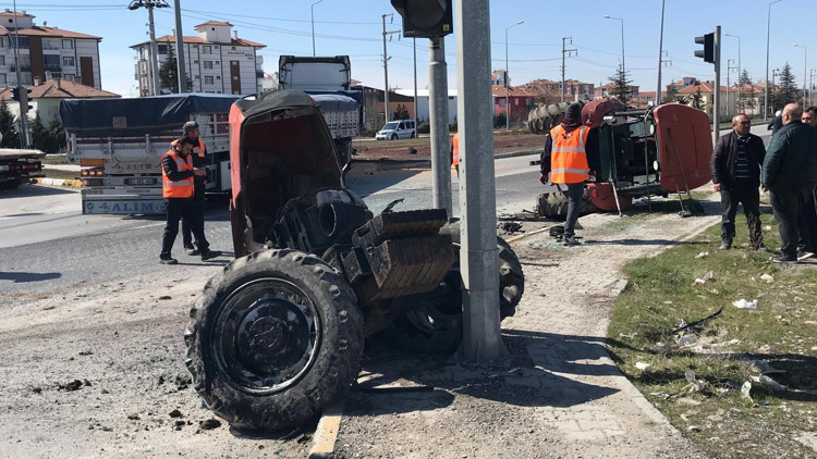 TIRla çarpışan traktör ikiye bölündü; 2 yaralı