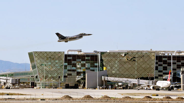 Türk F-16’lar KKTC’de konuşlandı