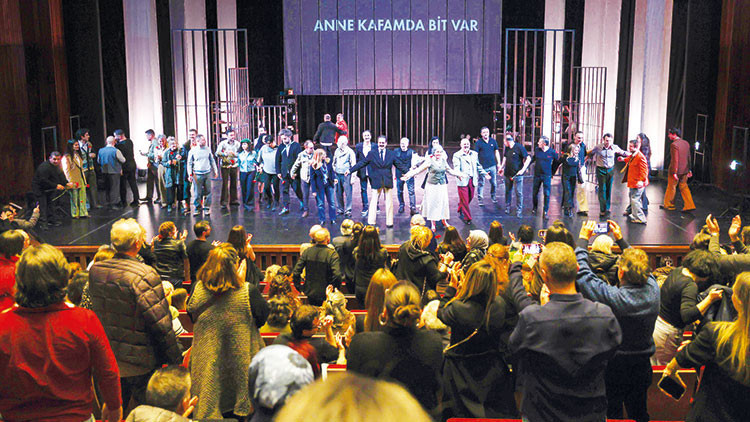 Tarık Akan’a saygı duruşu