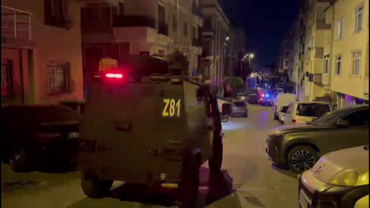 İstanbul - Maltepe’de park halindeki 3 araç yandı