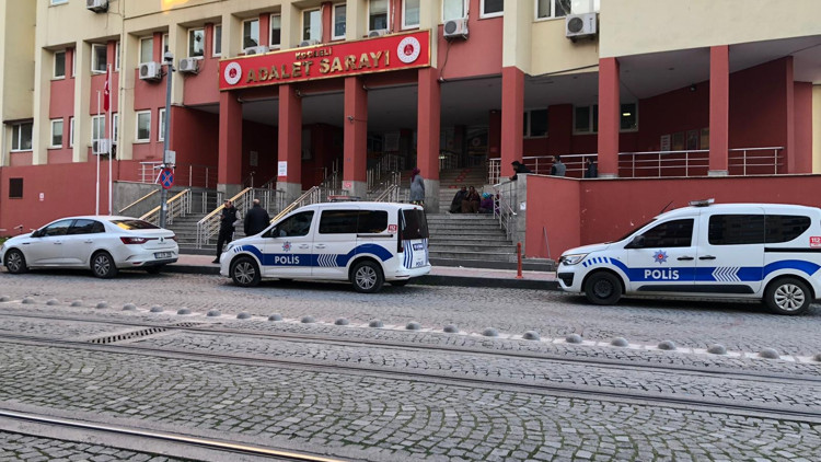 Duruşmada cinsel istismarla suçladığı kişiyi, adliye önünde öldürdü Duruşmada cinsel istismarla suçladığı kişiyi, adliye önünde öldürdü
