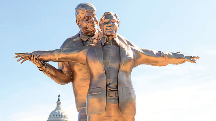 Trump ve Epstein’li ‘Titanik’ heykeli